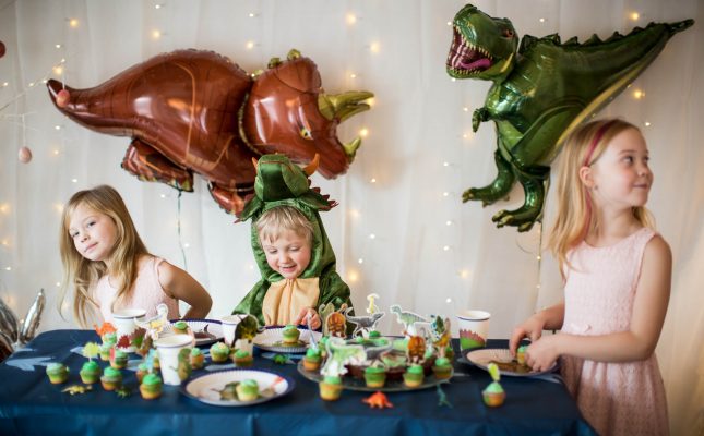 Kindergeburtstags-Party mit Dino-Dekoration